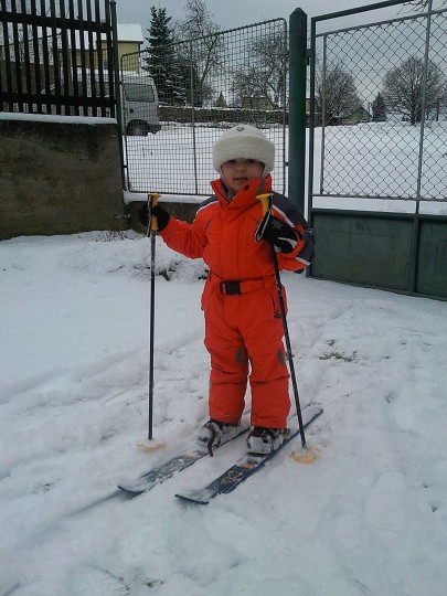 Poprvé stojím na lyžích 
