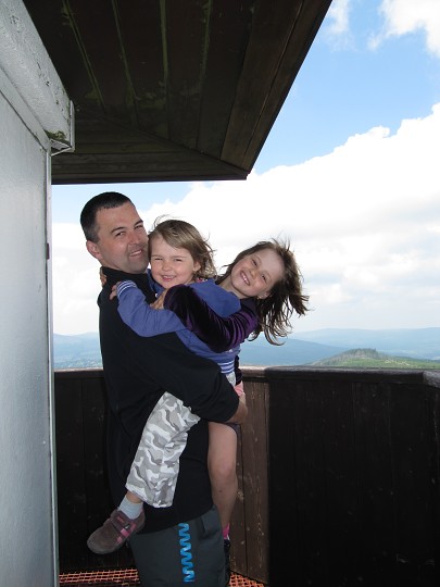 To abychom všichni viděli přes ochoz 