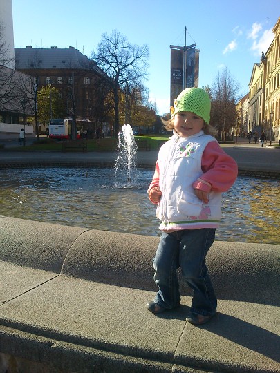 Okružní cesta kolem fontány 