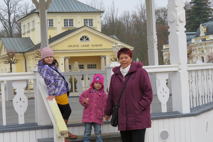 Babička odjela na svátky do lázní 