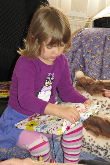 To je Barušky dárek - jenom pomáhám... 