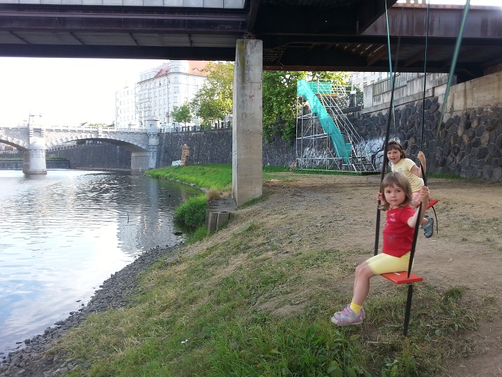 Obří houpačky na náplavce Radbuzy 